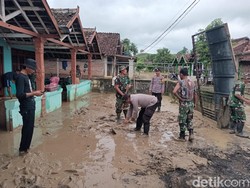 Banjir Bandang Bojonegoro Sisakan Endapan Lumpur hingga 30 Cm
