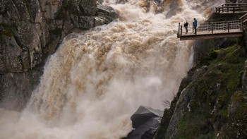 FOTO: Momen Terbaik Menyaksikan 'Amukan' Air Terjun Pozo de los Humos