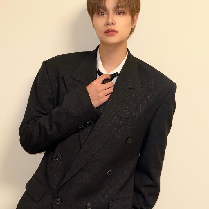 <p>Tak hanya bersuara emas, Lee Dae Hwi juga pandai berakting, lho. Anggota AB6IX sekaligus aktor jebolan Produce 101 Season 2 ini turut membintangi sejumlah drama Korea populer, seperti Monchouchou Globalhouse dan Strong Underdog (Foto: Instagram @hwisosik)</p>
