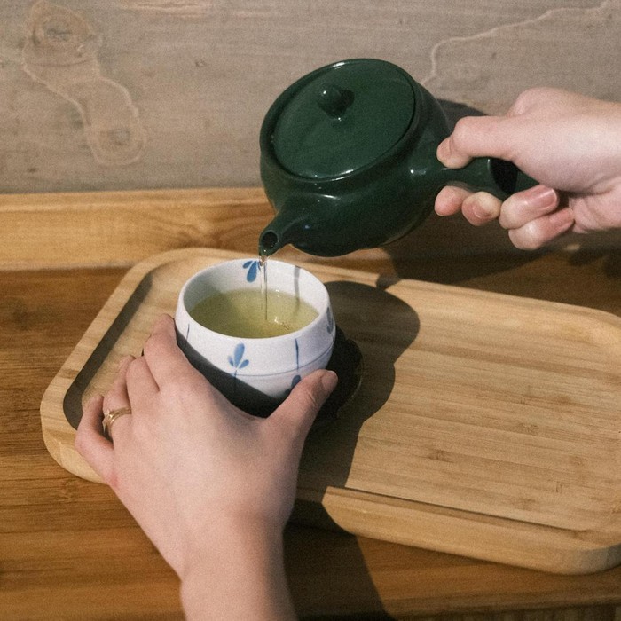 Teh hijau. Teh hijau mendukung metabolisme tubuh.