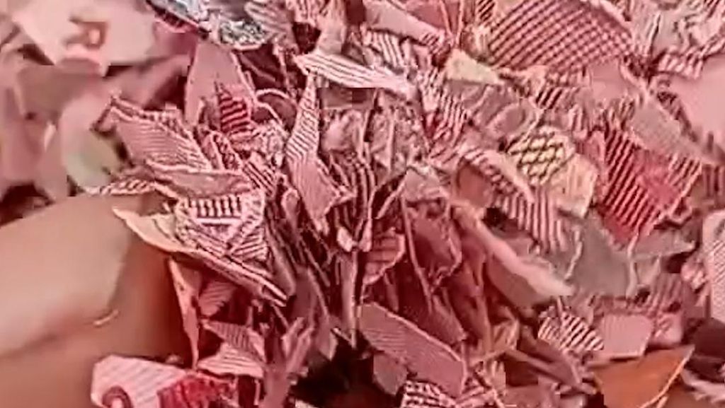 Viral 21 Karung Isi Cacahan Uang di TPS Bekasi, Ini Penampakannya