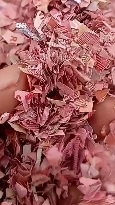 Viral 21 Karung Isi Cacahan Uang di TPS Bekasi, Ini Penampakannya