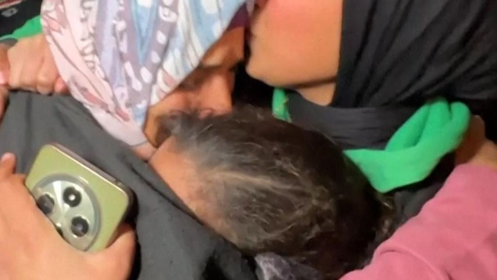Haru Warga Gaza Sambut Kerabat usai Perbatasan Rafah Dibuka