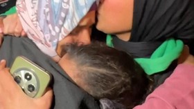 Haru Warga Gaza Sambut Kerabat usai Perbatasan Rafah Dibuka