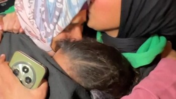 Haru Warga Gaza Sambut Kerabat usai Perbatasan Rafah Dibuka