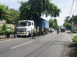 Sopir Truk di Jombang yang Parkir Sembarangan Dihukum Baca Pancasila