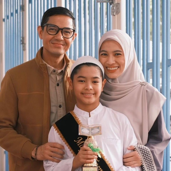 <p>Memiliki anak penghafal Al-Qur&rsquo;an tentu menghadirkan kebahagiaan tersendiri bagi setiap orang tua. Hal itulah yang kini tengah dirasakan pasangan Alyssa Soebandono dan Dude Harlino, saat sang putra, Muhammad Dirgantara Ariendra Harlino atau yang akrab disapa Rendra, berhasil menghafal empat juz Al-Qur&rsquo;an. (Foto: Instagram @ichasoebandono/@dude2harlino)</p>