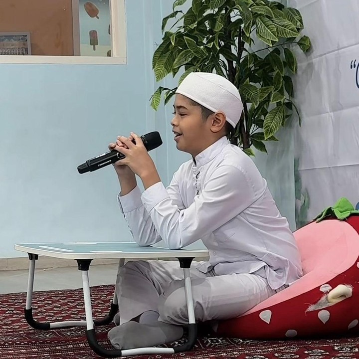 <p>Melalui unggahan di Instagram, Alyssa dan Dude terlihat menyaksikan Rendra ketika sedang menghafal Al-Qur&rsquo;an. Alyssa pun menyampaikan rasa syukur atas keberhasilan sang putra menyelesaikan hafalan untuk keempat kalinya. "Kali keempat, kau ukir kembali jalan itu. Masya Allah TabarakAllah. Beberapa bulan terakhir, hari demi hari dilewati dengan cukup berbeda. Melanjutkan perjalanan yang pernah ditempuh sebelumnya, menggapai indah di hadapanNya," ungkapnya. (Foto: Instagram @ichasoebandono/@dude2harlino)</p>