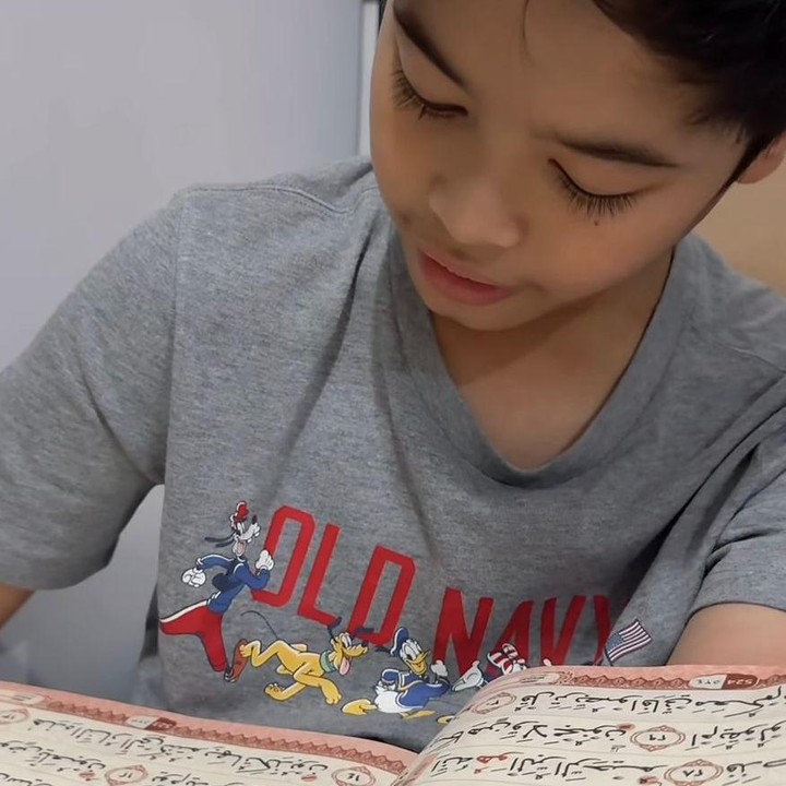 <p>Sebagai Bunda, Alyssa sangat memahami kesulitan yang dirasakan anaknya selama proses hafalan. "Kali ini, jalannya tak kunjung mudah. Bunda paham sekali. Bagaimana rasanya bernegosiasi untuk dapat bermain disela pembinaannya. Ataupun terkadang mengulang ayat yang sama berkali-kali, hingga rasa lelah menyapa dengan suara seraknya. Pun air mata yang mengalir diujung asa, merasa tak berdaya hingga ingin menyerah," kata Alyssa. (Foto: Instagram @ichasoebandono/@dude2harlino)</p>