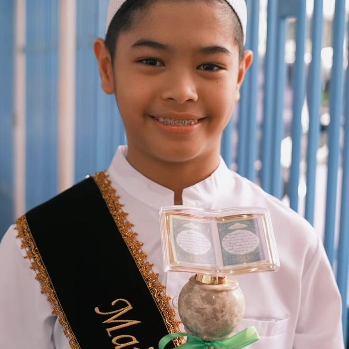 <p>Alyssa pun menyampaikan rasa syukurnya karena sang putra berhasil menghafal Al-Qur'an juz ke-27. "<em>Alhamdulillahilladzi bini&rsquo; matihi tatimmush shalihaat</em>. Sekali lagi, kamu berhasil, Nak. Hari ini, menjadi jawaban dari pernyataan dan pertanyaanmu. Untuk keempat kalinya, kau ukir kembali jalan itu. Setelah juz 30, 29, &amp; 28, kini juz 27 telah ditasmi&rsquo;kan. Meski tak sempurna, namun bagi Bunda semua sudah begitu luar biasa," ujar Alyssa. (Foto: Instagram @ichasoebandono/@dude2harlino)</p>