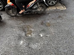 Warga Keluhkan Lubang di Jalan Gatot Subroto Jaksel Bikin Rawan Kecelakaan