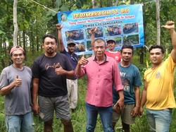 Bentangkan Spanduk, Warga Apresiasi PT BSI Wujudkan Pengaspalan Jalan Desa