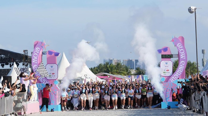 WMN Sunsweat Party Hadirkan Women's Sunset Beach Run Pertama di Indonesia, Yuk Intip Keseruannya!