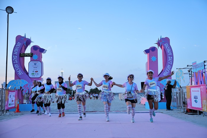 WMN Sunsweat Party Hadirkan Women's Sunset Beach Run Pertama di Indonesia, Yuk Intip Keseruannya!