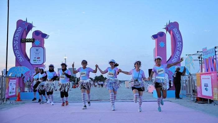 WMN Sunsweat Party Hadirkan Women's Sunset Beach Run Pertama di Indonesia, Yuk Intip Keseruannya!