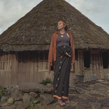 7 Penampilan Wulan Guritno Pakai Busana Nuansa Etnik Kain Songke & Ikat Kepala di NTT