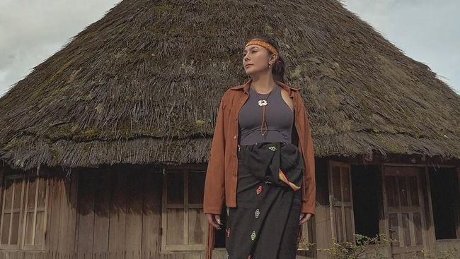 7 Penampilan Wulan Guritno Pakai Busana Nuansa Etnik Kain Songke dan Ikat Kepala di NTT