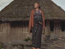 7 Penampilan Wulan Guritno Pakai Busana Nuansa Etnik Kain Songke & Ikat Kepala di NTT