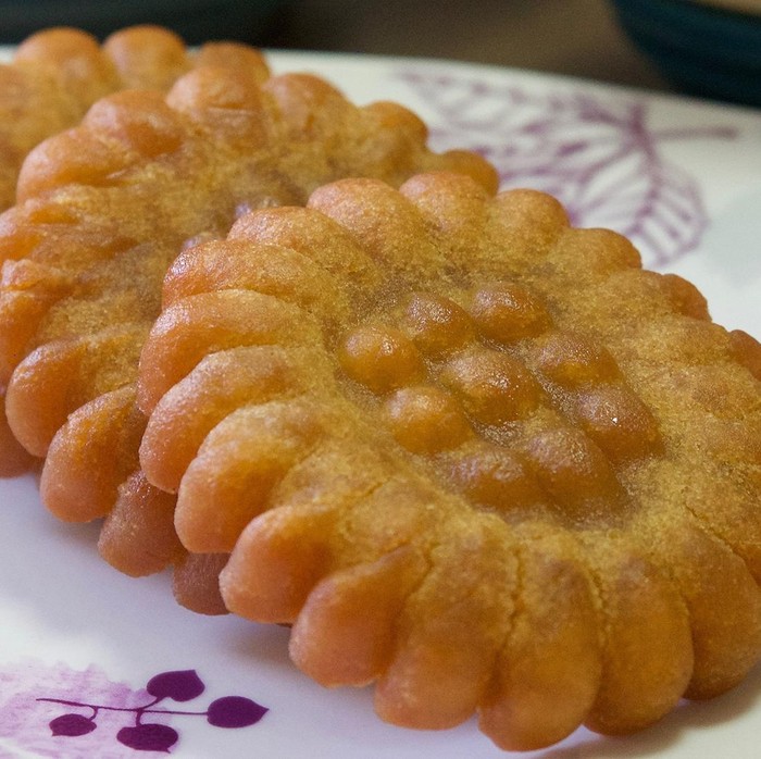 Yakgwa merupakan salah satu dessert tradisional Korea yang berarti 'manisan obat'.