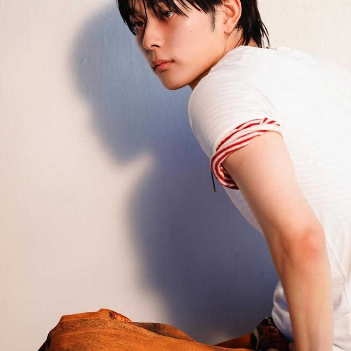 <p>Yoo Seon Ho semakin melejit setelah membintangi drama Under the Queen's Umbrella di tahun 2022. Aktor jebolan Produce 101 Season 2 satu ini pun sedang naik daun berkat aktingnya dalam drama terbaru Oh My Ghost Clients (Foto: Instagram @official_yooseonho)</p>