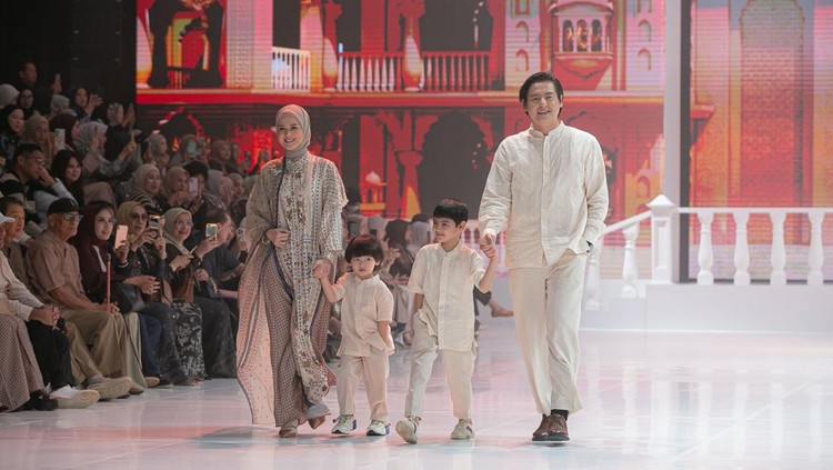 Deretan selebriti yang membawakan koleksi baju Lebaran dari Zaskia dan Shireen Sungkar&period;