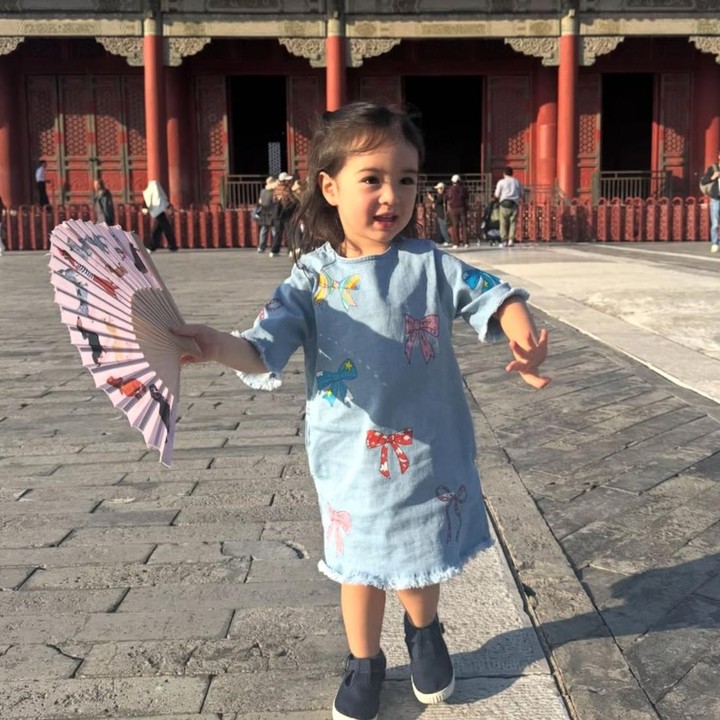 <p>Putri Julie Estelle ini sudah menginjak usia dua tahun, Bunda. Di usianya yang kini masih belia, paras cantiknya mulai terlihat jelas. Ia memiliki wajah blasteran mewarisi kecantikan sang Bunda yang berdarah Prancis-Manado. (Foto: Instagram @julstelle)</p>