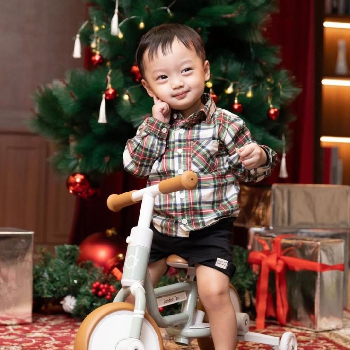 <p>Jayden kini sudah berusia satu tahun lima bulan. Ia tumbuh dengan wajah tampan, pipi <em>chubby</em>, dan matanya yang sipit keturunan dari kedua orang tuanya. Sebagai Bunda, Shanju pun kerap membagikan momen manisnya bersama sang putra lewat akun Instagram-nya. (Foto: Instagram @shanju)</p>