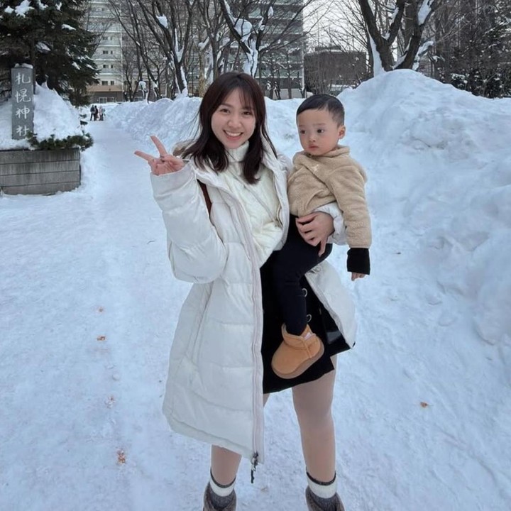 <p>"Traveling di musim dingin bersama anak 1.5 tahun yang belum lancar ngomong, tapi udah tau maunya apa itu sangat menantang. Capeknya luuuuuar biasa, dari mau pake <em>longjohn</em> aja Jayden udah protes, berlanjut sampai pakai sepatu topi dan sarung tangan. Tiap mau pergi udah banyak energi yang dikeluarkan rasanya, tapi gimanapun repotnya kalah sama bahagianya. Di bandara mau pulang aja kaya udah kangen sama suasananya." ungkap Shanju, dikutip dari akun Instagram <em>@shanju.</em> (Foto: Instagram @shanju)</p>