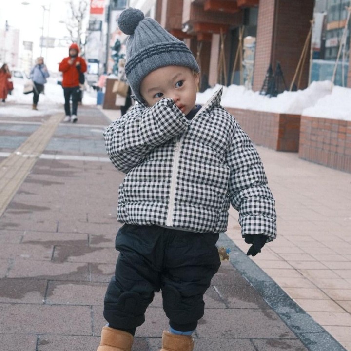 <p>Belum lama ini, Shanju membagikan potret Jayden saat tengah berlibur ke Jepang. Di momen itu, ia bercerita bahwa meski sang anak belum bisa banyak berbicara tetapi sudah mulai sering protes, Bunda. (Foto: Instagram @shanju)</p>