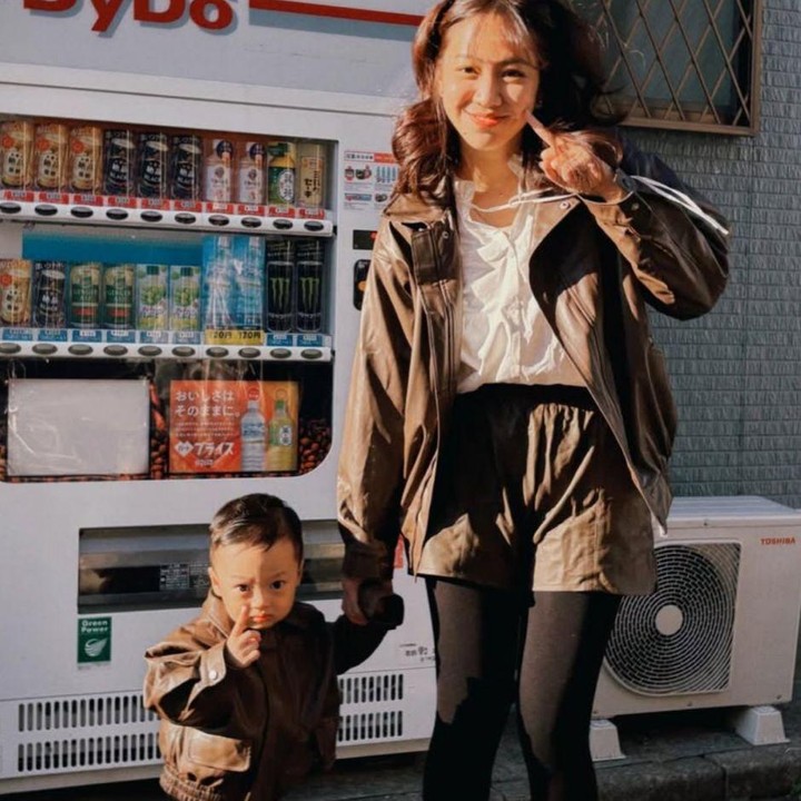 <p>Meski masih kecil, Jayden sudah pandai bergaya, lho. Seperti terlihat pada potret ini saat dirinya berpose&nbsp;bersama sang Bunda. Di momen ini, Shanju mengatakan bahwa Jayden adalah versi mini dirinya. "Mini saya versi laki-laki," ujar Shanju. (Foto: Instagram @shanju)</p>