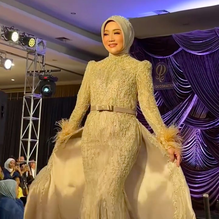 <p>Dalam satu video yang diunggah di Instagram, Atalia juga memamerkan aksinya saat berjalan di panggung <em>runway</em>. Mantan istri Ridwan Kamil ini terlihat begitu luwes bak model saat jalan di <em>runway</em>. (Foto: Instagram @ataliapr)</p>