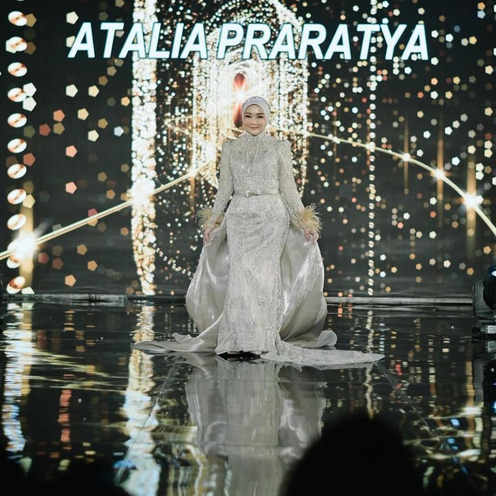 <p>Melalui unggahan di Instagram, Atalia membagikan potret anggunnya saat mengenakan gaun di acara<em> fashion show</em>. Ia juga menuliskan <em>caption</em> jenaka dalam unggahannya ini, Bunda. "Jadi <em>princess</em> cukup semalam ajaaa. Sekarang, mari kembali lagi ke dunia nyataaaa," tulisnya. (Foto: Instagram @ataliapr)</p>