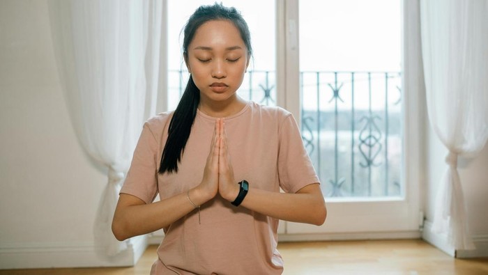 “Ayo bernapas dulu”. Bernapas membantu menarik fokus ke masa kini dan menyegarkan pikiran.