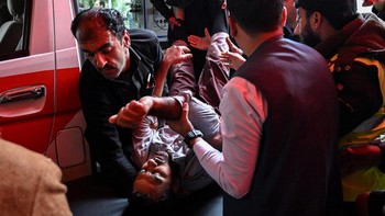 FOTO: Bom Bunuh Diri di Masjid Pakistan, 30 Tewas 100 Lebih Luka