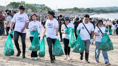 Dukung Indonesia ASRI, BRI Peduli Bersih-bersih Pantai Kedonganan Bali