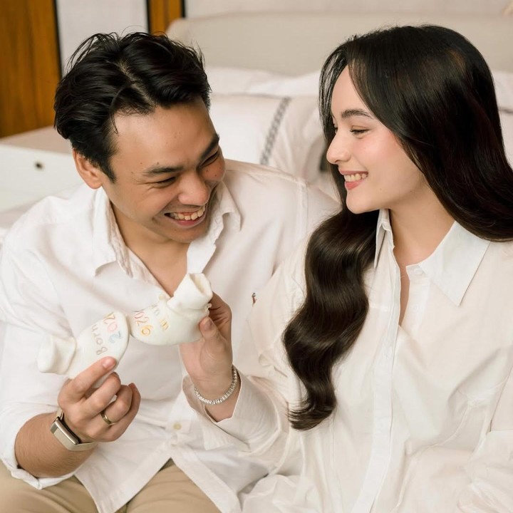 <p>Kebahagiaan tengah menyelimuti pasangan Chelsea Islan dan Rob Clinton yang dikabarkan akan segera menyambut kehadiran anak pertama. Kabar bahagia tersebut dibagikan langsung oleh Chelsea melalui unggahan di media sosial. (Foto: Instagram @chelseaislan)</p>