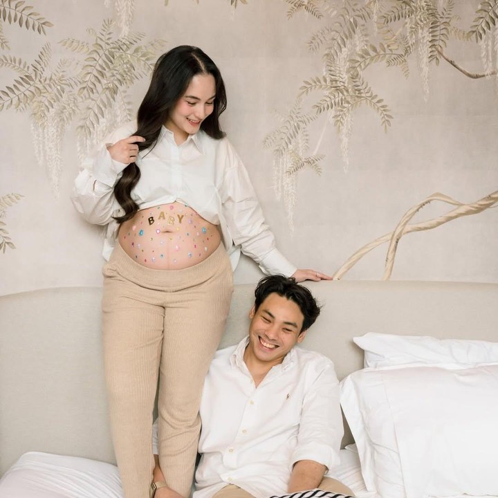 <p>Dalam unggahan itu, Chelsea yang memperlihatkan <em>baby bump</em> menuliskan bahwa Rob Clinton akan segera menjadi ayah. &ldquo;Selamat ulang tahun ke 33 untuk suamiku! Segera menjadi Ayah,&rdquo; tulis Chelsea, dikutip dari laman Instagram <em>@chelseaislan,</em> Jumat (6/2/2026).&nbsp;(Foto: Instagram @chelseaislan)</p>