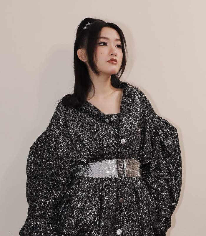 Cica adalah perempuan gen Z yang gigih mengejar mimpinya untuk berkarier di bidang performing arts. Di sela kesibukannya, dia juga tetap berlatih akting dan vokal.