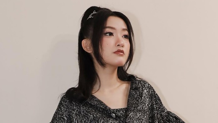 Cica adalah perempuan gen Z yang gigih mengejar mimpinya untuk berkarier di bidang performing arts. Di sela kesibukannya, dia juga tetap berlatih akting dan vokal.