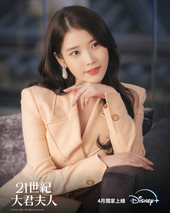 Dalam potongan gambar menjelang perilisan awal drama tersebut, IU tampak begitu mempesona dengan fashion mewah dan elegan. Penggemar semakin tidak sabar menunggu penampilannya dalam drama terbaru ini./ Foto: Disney+