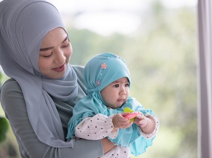 6 Doa Terhindar dari Ain yang Bisa Diamalkan ke Anak Perempuan & Laki-laki