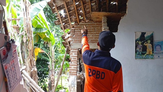 Gempa M 6,2 mengguncang Pacitan, Jawa Timur, menyebabkan kerusakan pada belasan rumah dan fasilitas umum.