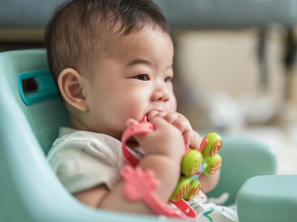 Seberapa Sakit Bayi Tumbuh Gigi? Ini Gejala, Penyebab Rewel & Cara Meredakan