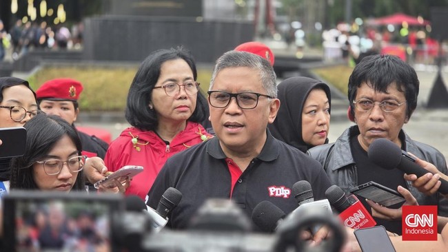 Sekjen PDIP Hasto Kristiyanto mengaku telah mendapat tugas dari Megawati untuk menyampaikan selamat dan mengirim karangan bunga untuk HUT Gerindra.