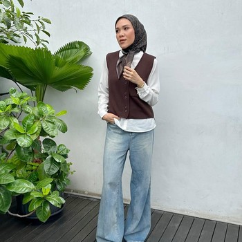 Get The Look: Ide Gaya Kasual untuk Ngantor ala Cut Rizki, Mudah Disontek!