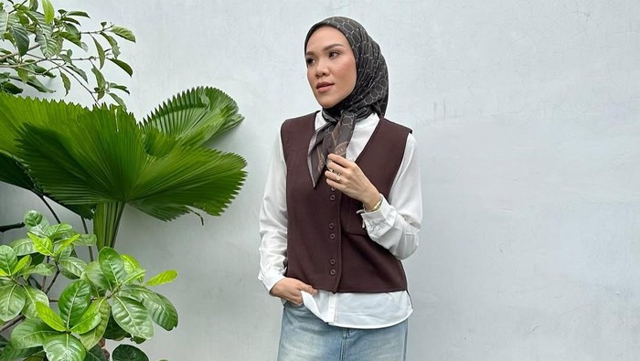 Get The Look: Ide Gaya Kasual untuk Ngantor ala Cut Rizki, Mudah Disontek!