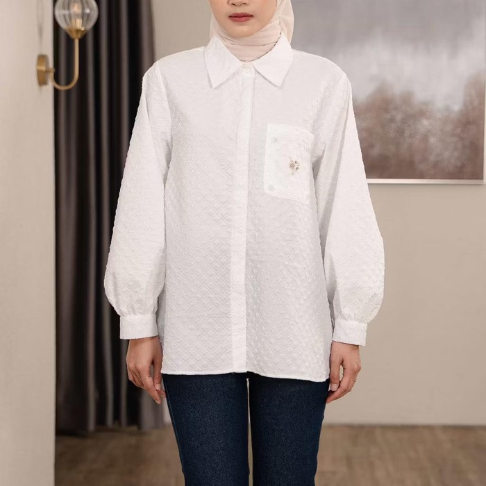 Ide gaya casual untuk ngantor ala Cut Rizki