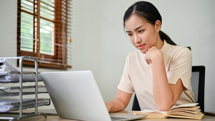 Ilustrasi Main Laptop