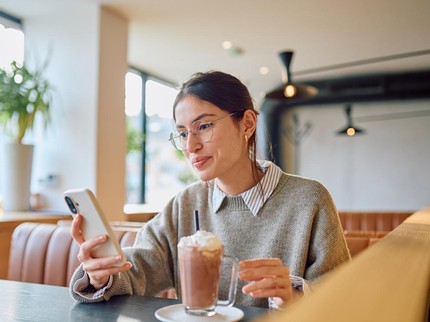 Alasan Orang Cerdas Cenderung Percaya Hal Aneh dan Berita Bohong