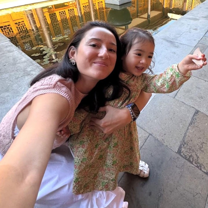 <p>Perempuan berusia 37 tahun ini sering membagikan momennya saat berlibur ke luar negeri bersama Brielle, Bunda. Salah satunya memperlihatkan saat keduanya tengah menikmati liburannya di Beijing, China, beberapa waktu lalu. (Foto: Instagram @julstelle)</p>